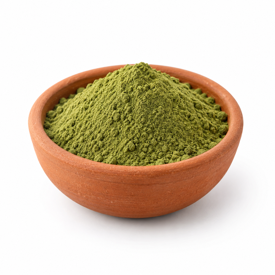 Moringa-Blattpulver auf weißem Hintergrund – illustrative Zutatendarstellung